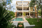 Residencia estilo cúbico Palm Villa en Corasol, Playa del Carmen, diseñada por Sordo Madaleno.