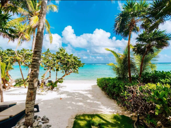 Akumal Breakers: 6-Bedroom Beachfront Villa in Akumal