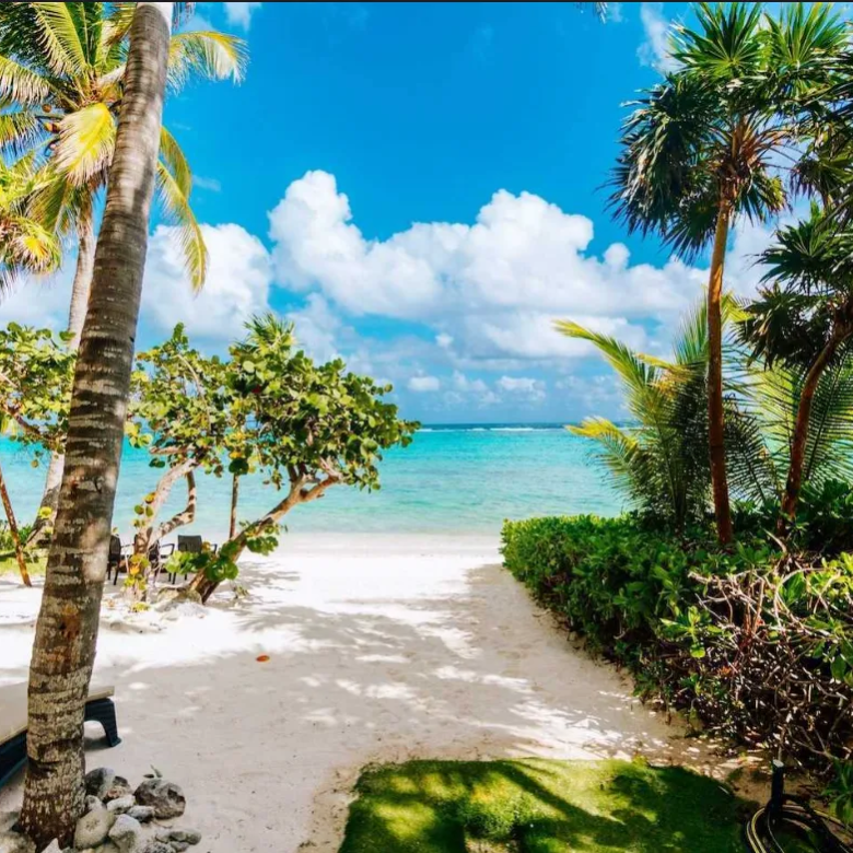 Akumal Breakers: 6-Bedroom Beachfront Villa in Akumal