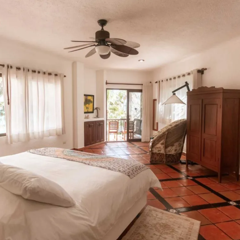 Akumal Breakers: 6-Bedroom Beachfront Villa in Akumal