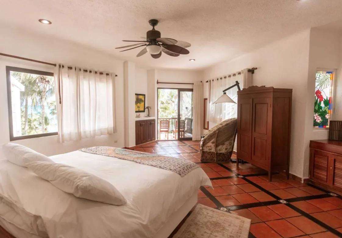 Akumal Breakers: 6-Bedroom Beachfront Villa in Akumal