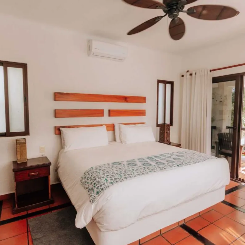 Akumal Breakers: 6-Bedroom Beachfront Villa in Akumal
