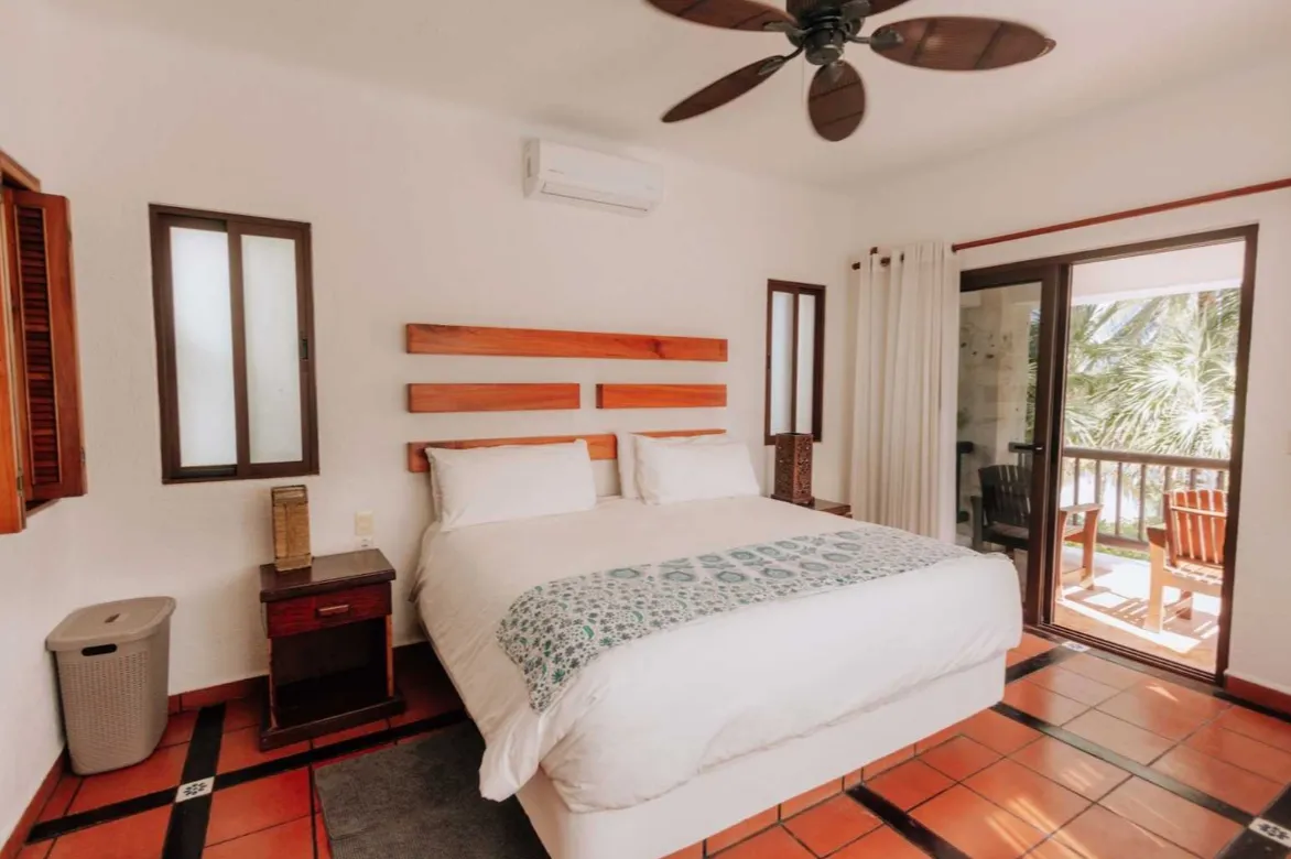 Akumal Breakers: 6-Bedroom Beachfront Villa in Akumal