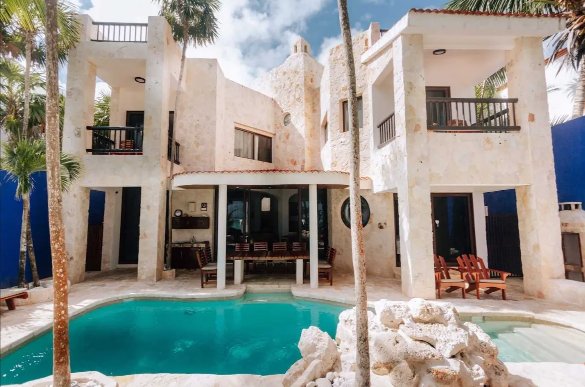 Akumal Breakers: 6-Bedroom Beachfront Villa in Akumal