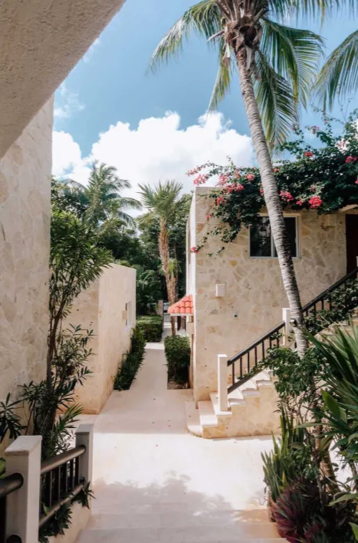 Akumal Breakers: 6-Bedroom Beachfront Villa in Akumal