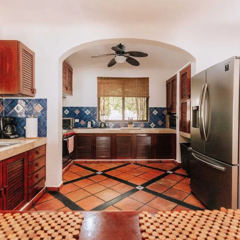 Akumal Breakers: 6-Bedroom Beachfront Villa in Akumal