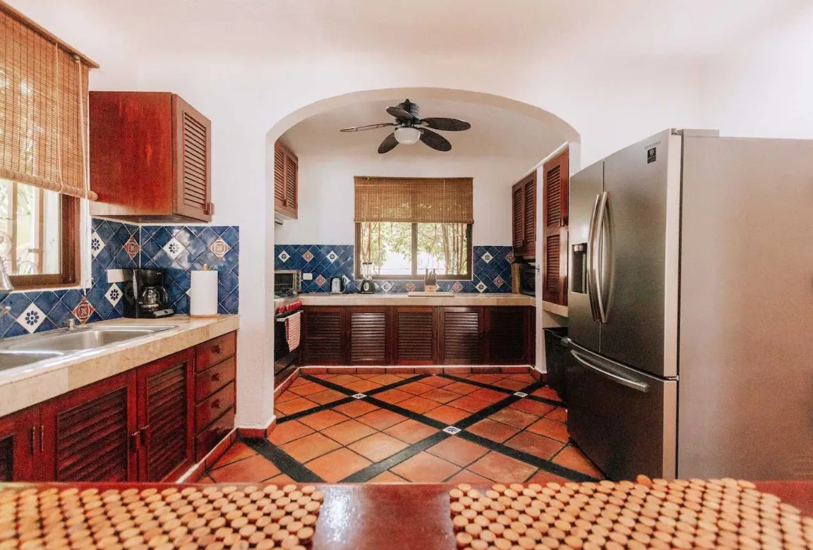Akumal Breakers: 6-Bedroom Beachfront Villa in Akumal