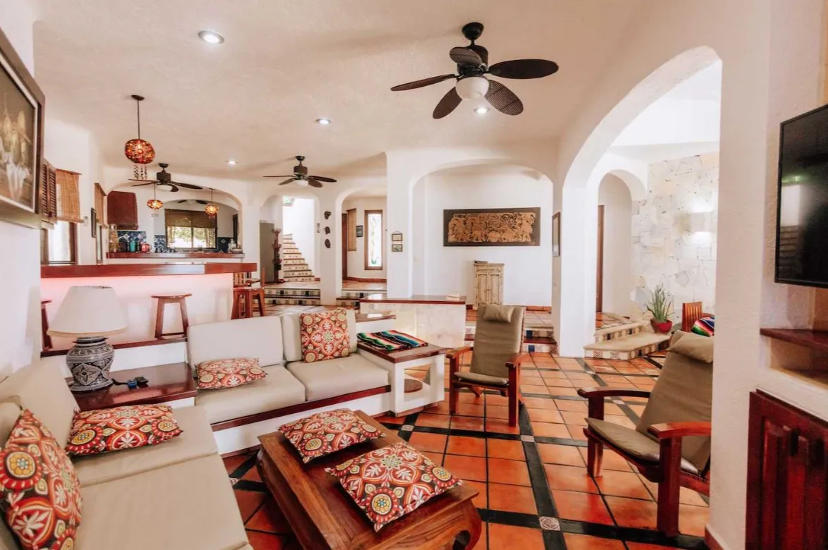 Akumal Breakers: 6-Bedroom Beachfront Villa in Akumal