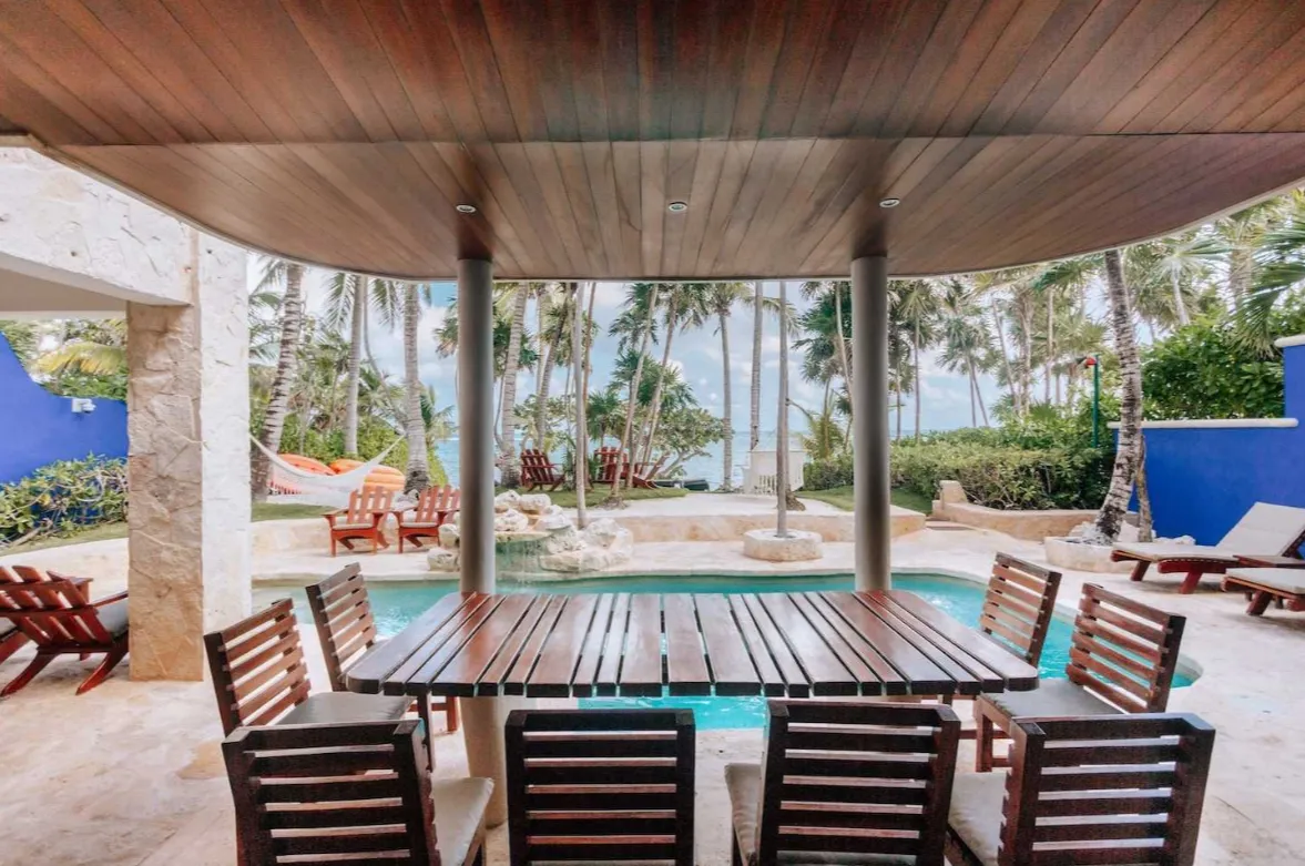 Akumal Breakers: 6-Bedroom Beachfront Villa in Akumal