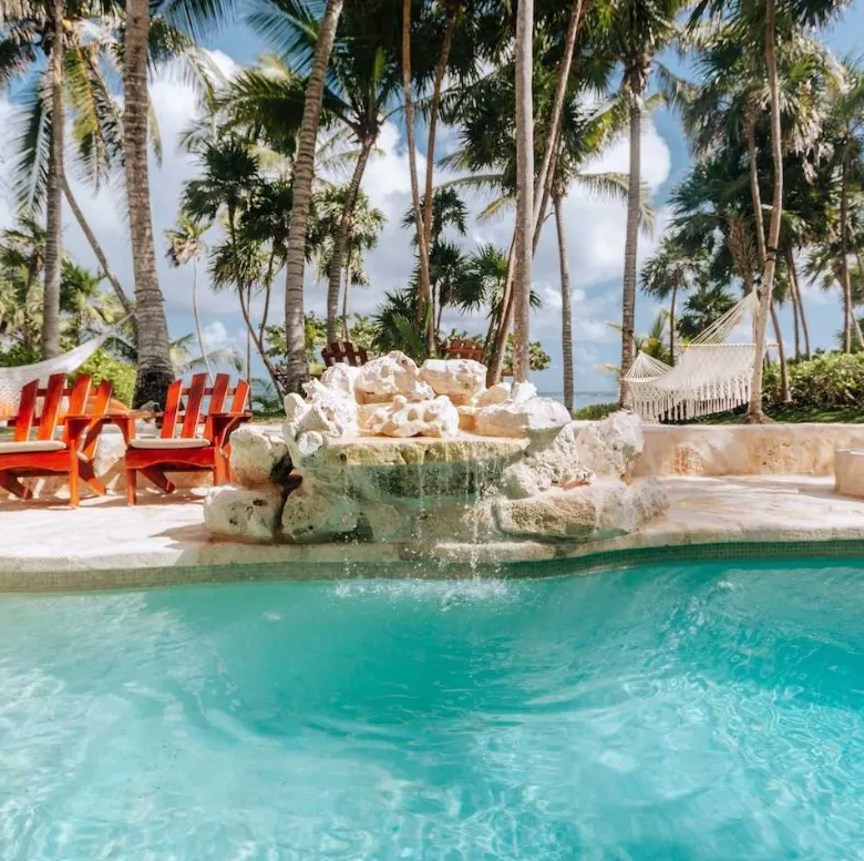 Akumal Breakers: 6-Bedroom Beachfront Villa in Akumal