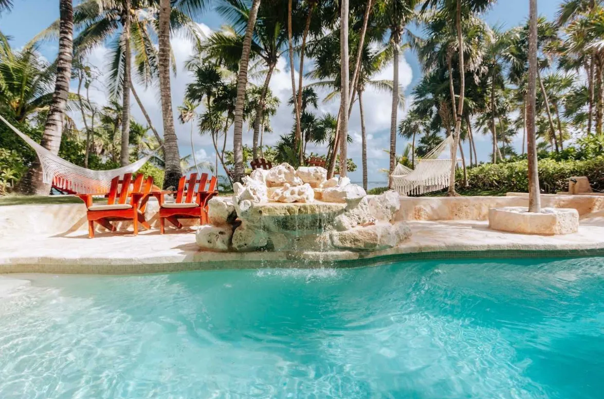 Akumal Breakers: 6-Bedroom Beachfront Villa in Akumal