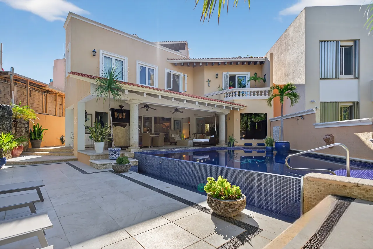 puerto-aventuras-golf-villa-exterior.webp Three-story golf villa in Puerto Aventuras, Riviera Maya
