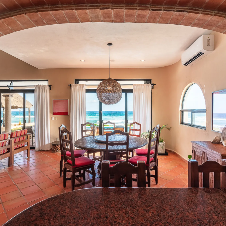 Casa Tres Palmeras: 4-Bedroom Beachfront Villa in Tankah Bay