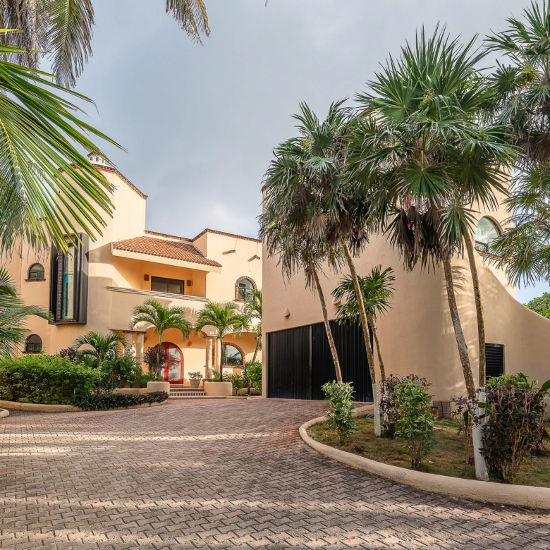 Casa Tres Palmeras: 4-Bedroom Beachfront Villa in Tankah Bay