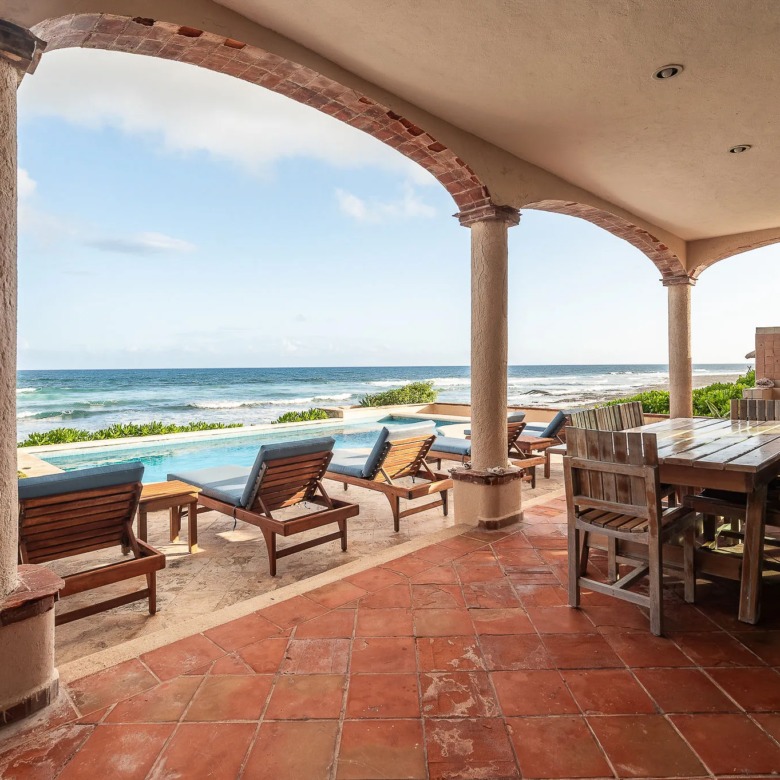 Casa Tres Palmeras: 4-Bedroom Beachfront Villa in Tankah Bay