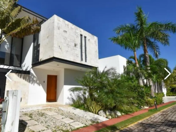 Double-height house in Bosques de Bambú, Playa del Carmen.