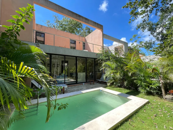 Side path to the backyard at Edena 49, Edena community, Tulum