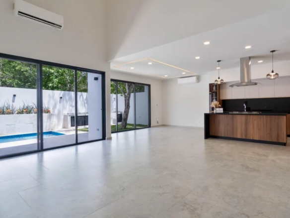 Double-height living and garden pool at the Vía Cumbres villa