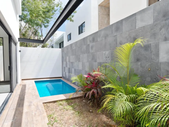 Pool and covered terrace at the Vía Cumbres villa