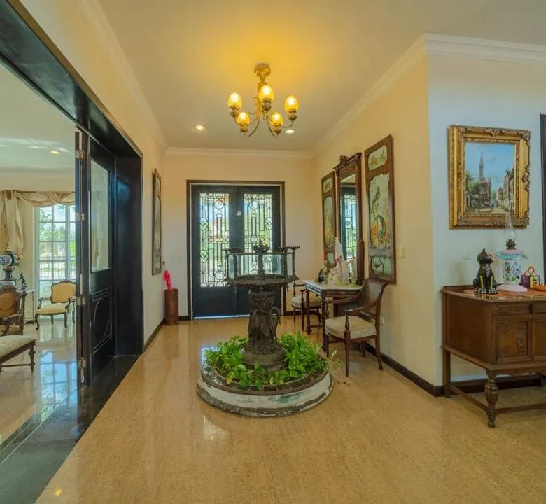 Colonial 5-Bedroom Pool Villa in Lagos del Sol, Cancún