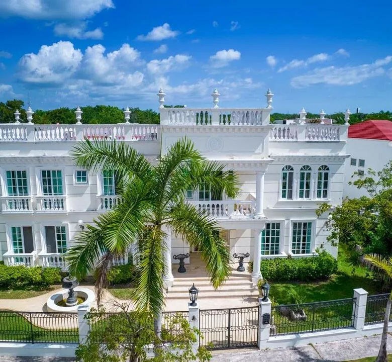 Colonial 5-Bedroom Pool Villa in Lagos del Sol, Cancún
