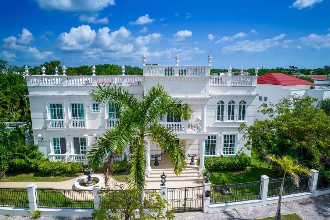 Colonial 5-Bedroom Pool Villa in Lagos del Sol, Cancún