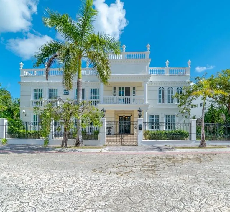Colonial 5-Bedroom Pool Villa in Lagos del Sol, Cancún