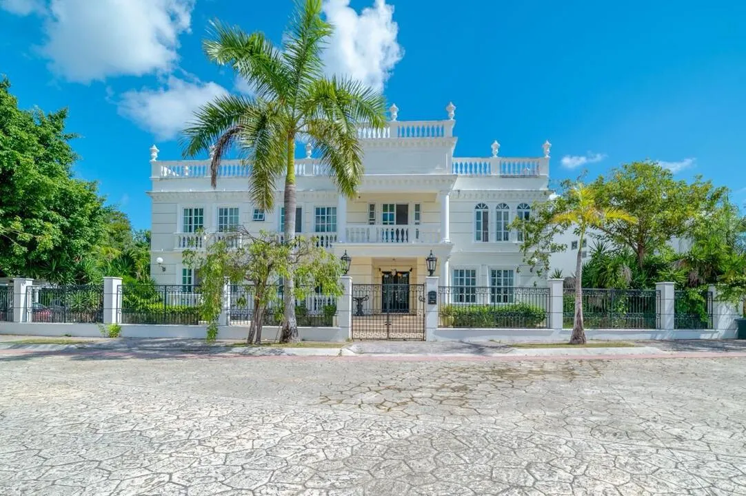 Colonial 5-Bedroom Pool Villa in Lagos del Sol, Cancún