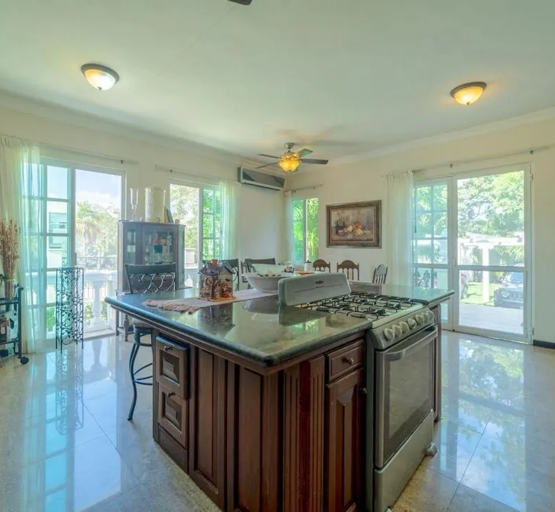 Colonial 5-Bedroom Pool Villa in Lagos del Sol, Cancún