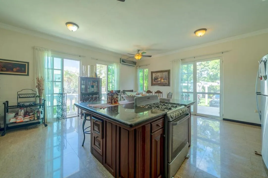 Colonial 5-Bedroom Pool Villa in Lagos del Sol, Cancún