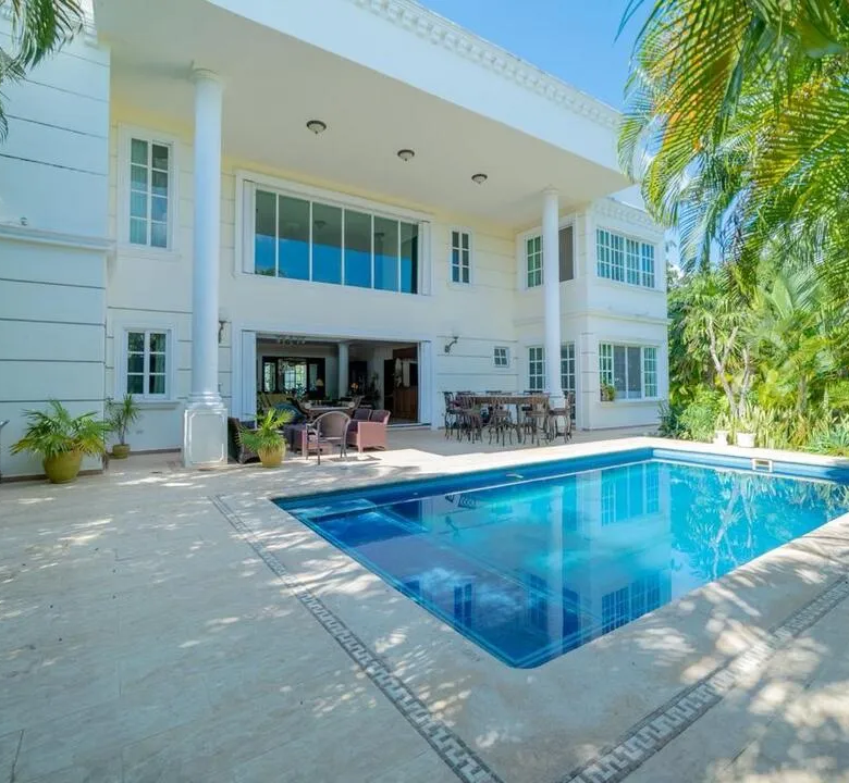Colonial 5-Bedroom Pool Villa in Lagos del Sol, Cancún