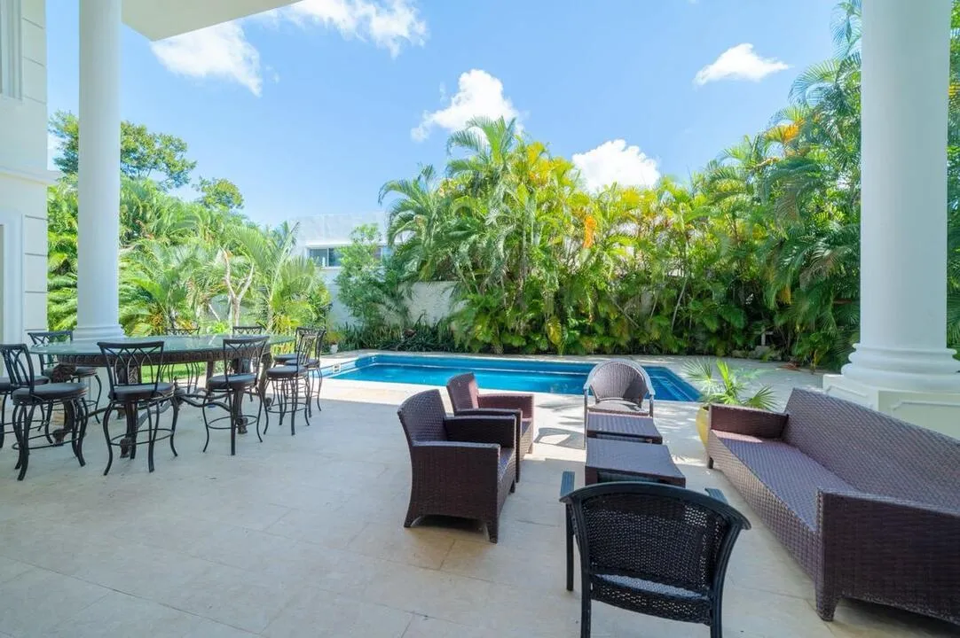 5-bedroom-colonial-villa-lagos-del-sol-cancun-terrace-and-pool-05 Garden pool and terrace at the Lagos del Sol villa