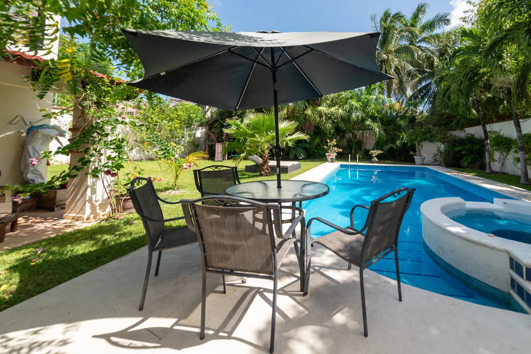 5-bedroom-villa-paseos-del-mar-cancun-pool-and-terrace-08 Private pool and jacuzzi at the Paseos del Mar villa