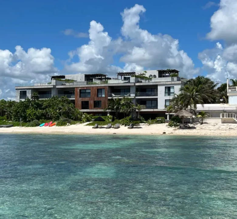 Antal: 3-Bedroom Oceanfront Residence with Private Rooftop in Tankah Bay, Tulum