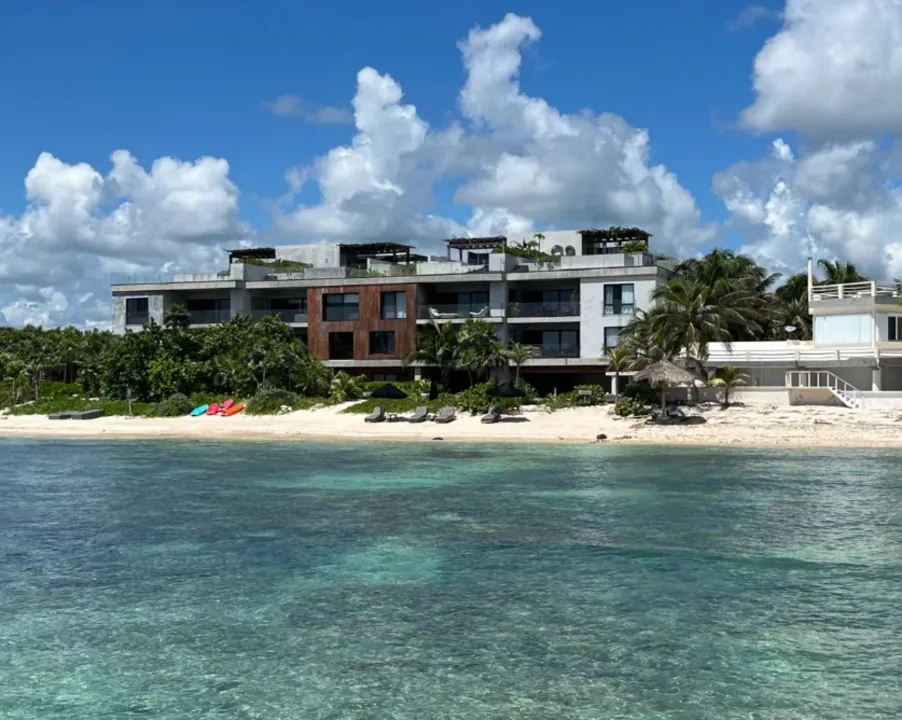 Antal: 3-Bedroom Oceanfront Residence with Private Rooftop in Tankah Bay, Tulum