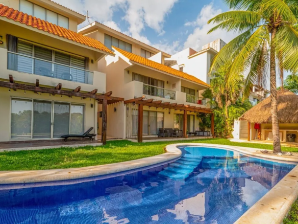 La Cima boutique complex pool in Puerto Aventuras