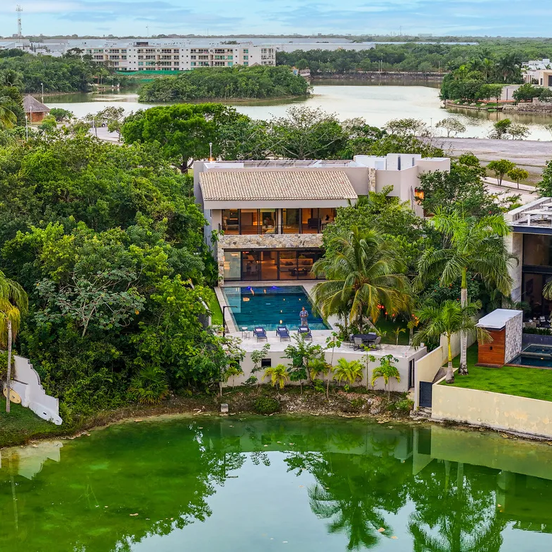 Lakefront 4-Bedroom Villa in Lagos del Sol, Cancún