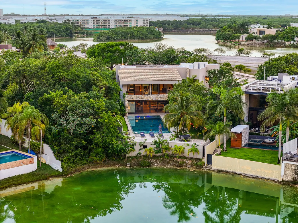 Lakefront 4-Bedroom Villa in Lagos del Sol, Cancún