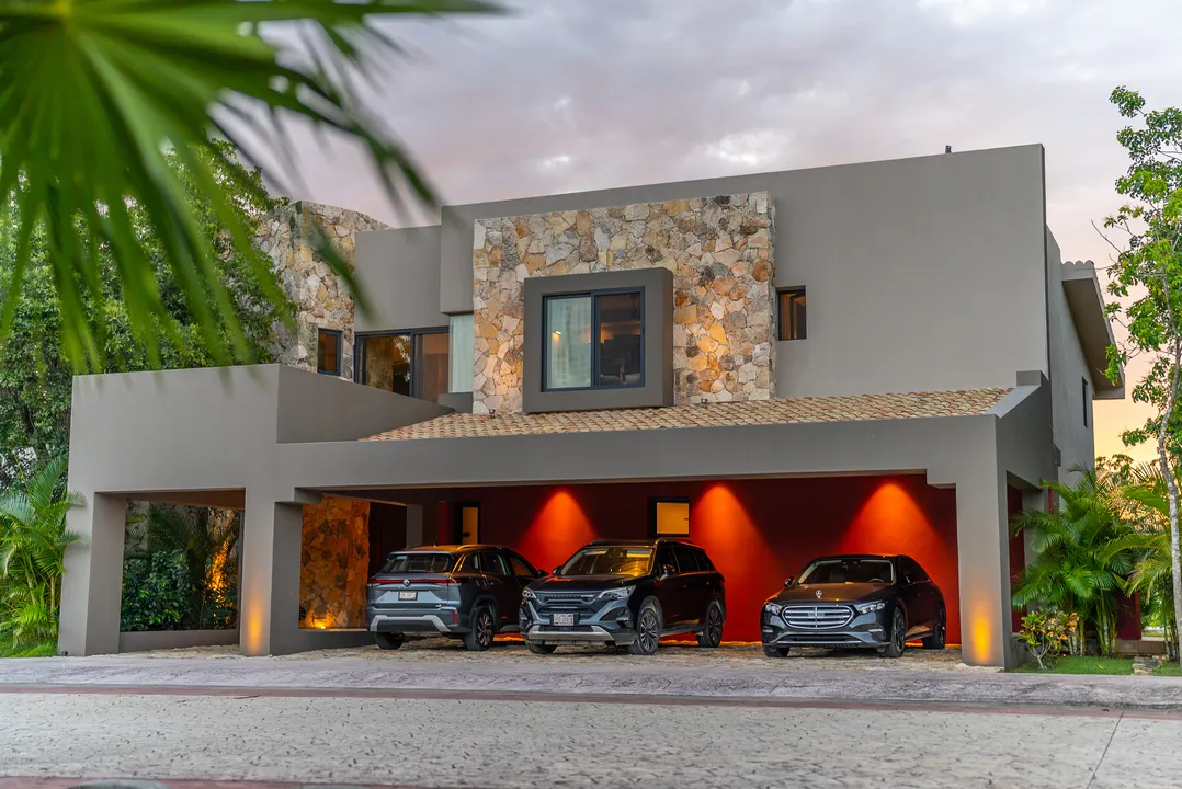 Lakefront 4-Bedroom Villa in Lagos del Sol, Cancún