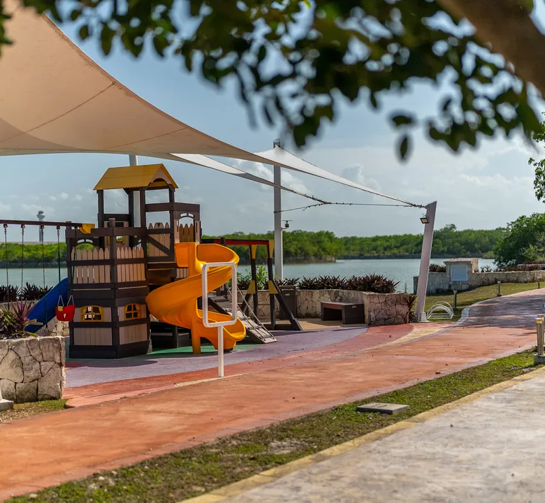 Lakefront 4-Bedroom Villa in Lagos del Sol, Cancún