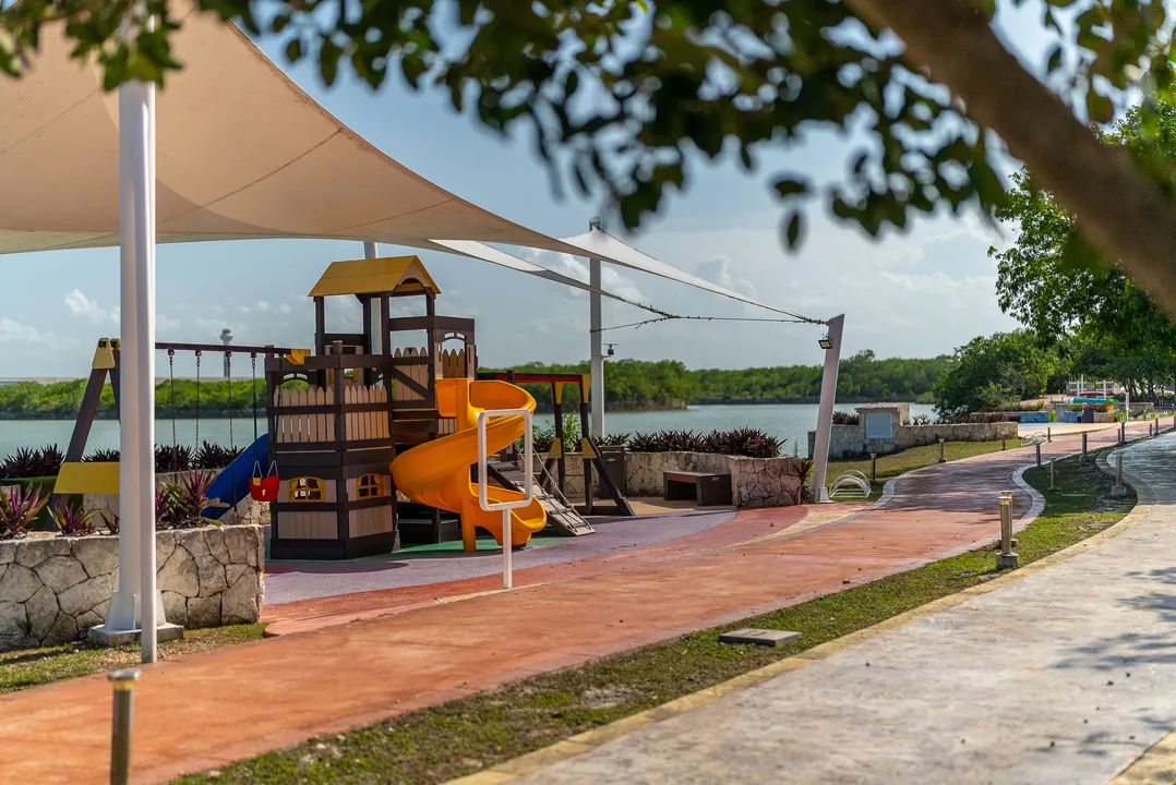 Lakefront 4-Bedroom Villa in Lagos del Sol, Cancún