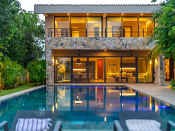 Lakefront 4-bedroom villa for sale in Lagos del Sol Cancún