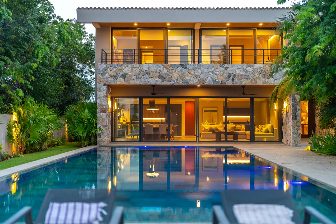 lakefront-villa-lagos-del-sol-cancun-pool-02 Lakefront 4-bedroom villa for sale in Lagos del Sol Cancún