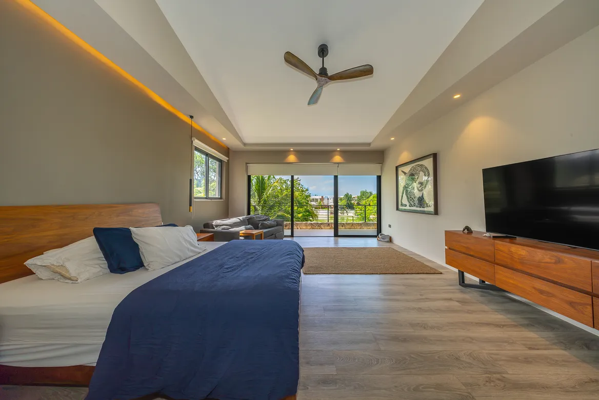 Lakefront 4-Bedroom Villa in Lagos del Sol, Cancún