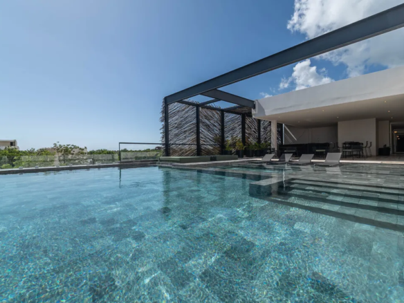 Cantilever pool and sky bar at María Tulum