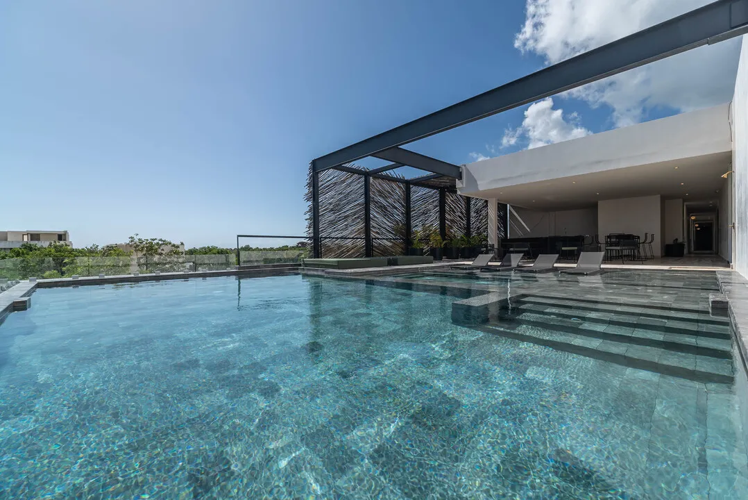 maria-aldea-zama-tulum-pool-02 Cantilever pool and sky bar at María Tulum