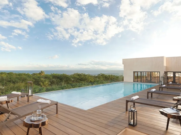 Rooftop pool and ocean-view sundeck at Nálu Sea Living