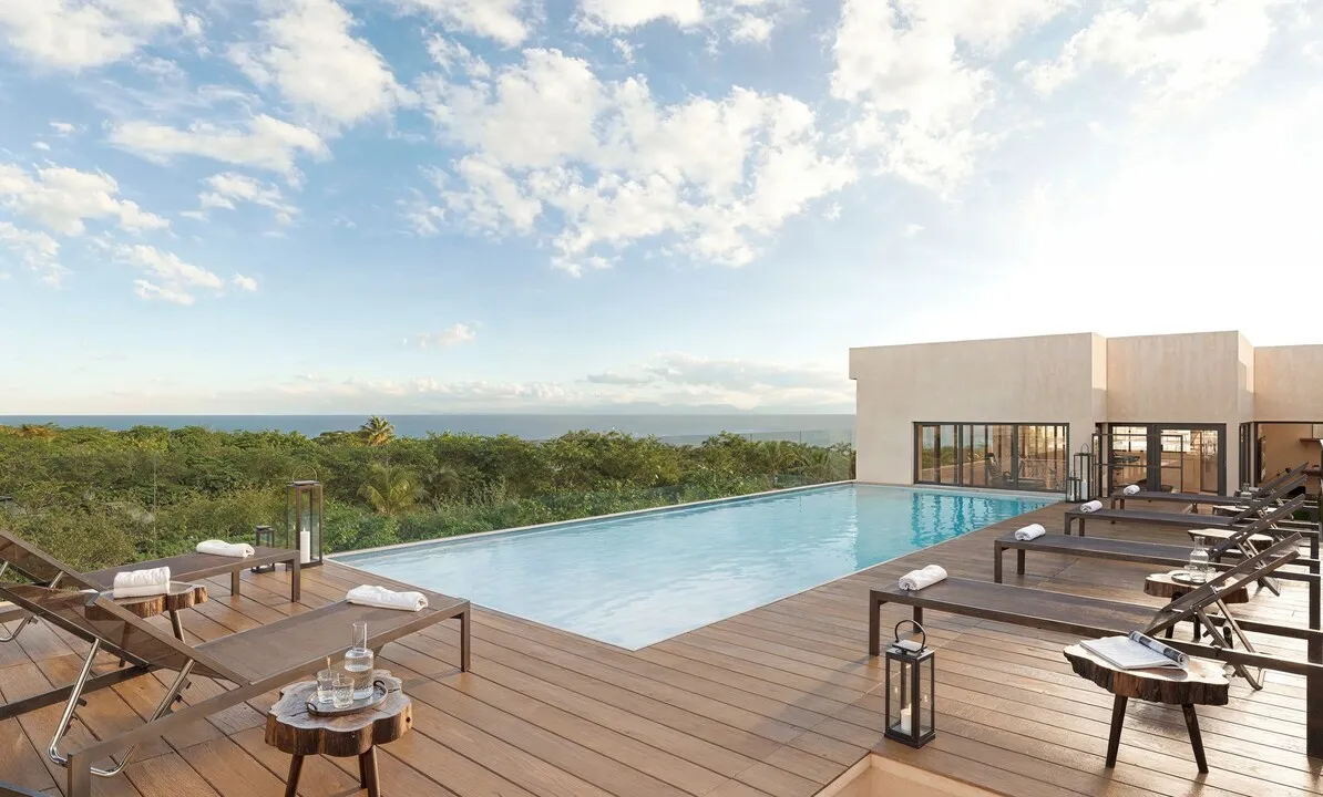 Rooftop pool and ocean-view sundeck at Nálu Sea Living