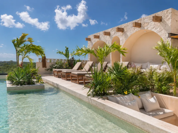 Rooftop pool at Essence, Región 15