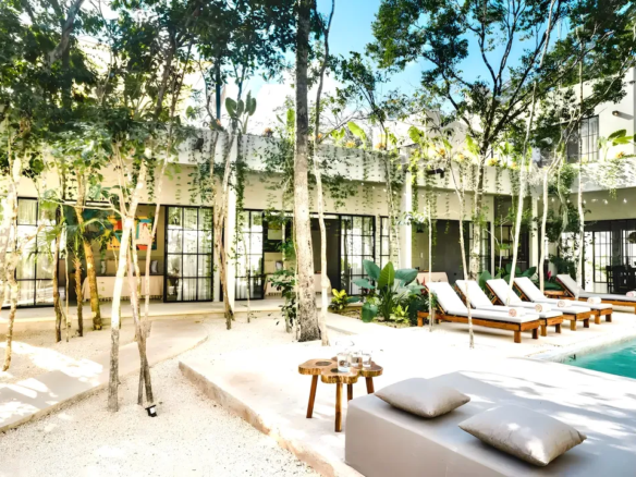 Jardín y alberca en Villa Surena, Tulum